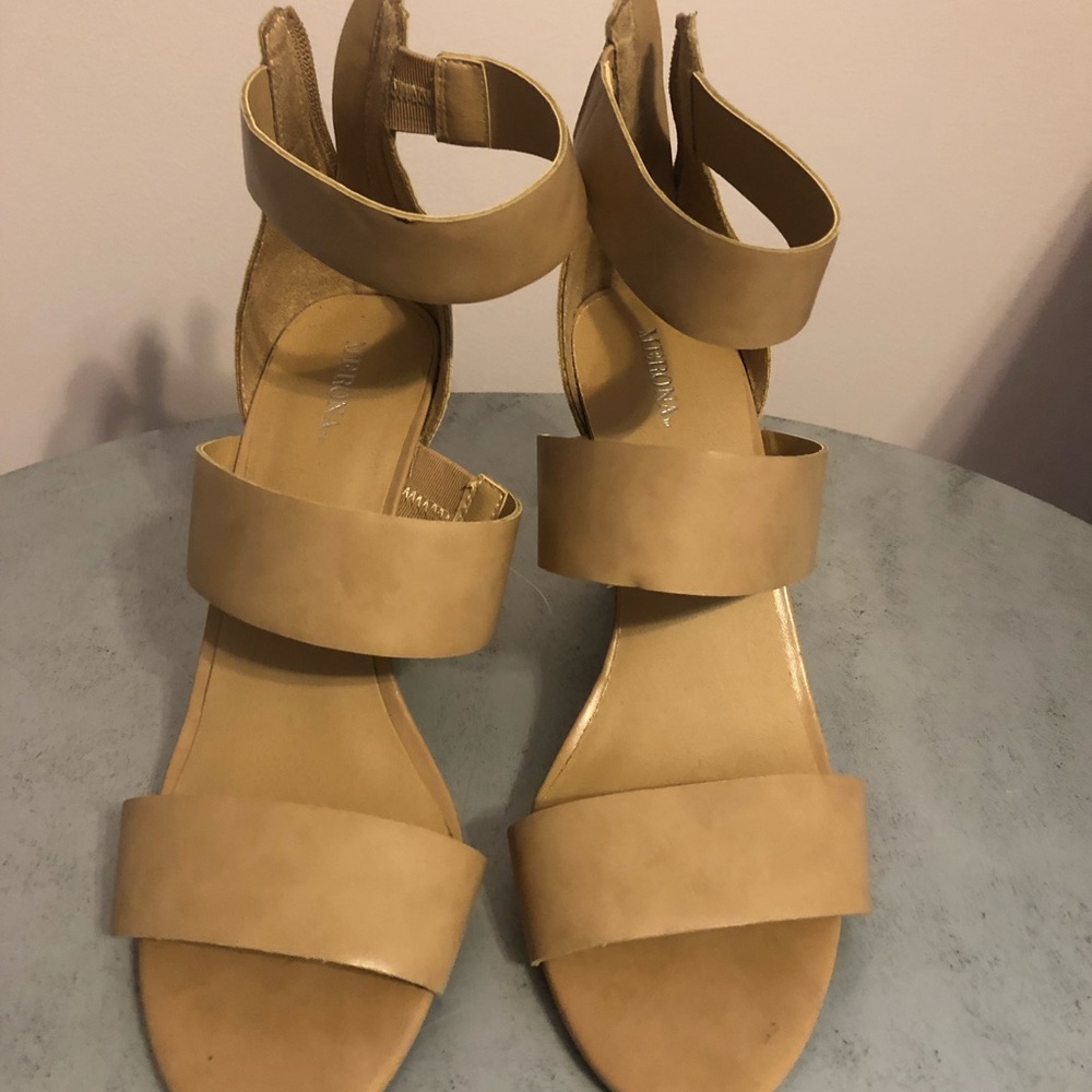 Tan wedge